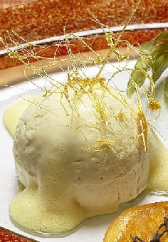 Tannenwipfel-Honigeis mit Zibärtleschaum